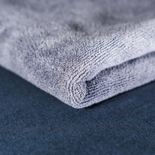 Bild in den Galerie-Viewer laden, Weißes Mikrofasertuch in Grau